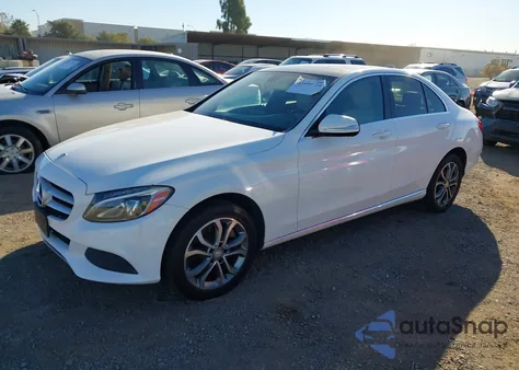 2015 Mercedes-Benz C 300 4Matic z USA, uszkodzony, nr VIN 55SWF4KB1FU039770